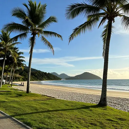 Praia de Manguinhos: Um Paraíso à Beira-Mar Praia de Manguinhos: Um Paraíso à Beira-Mar